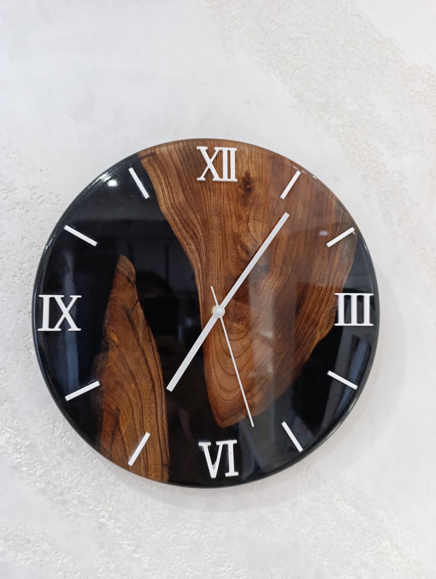 Orologio da Parete in Legno e Resina Nera – Artigianale, Design Unico