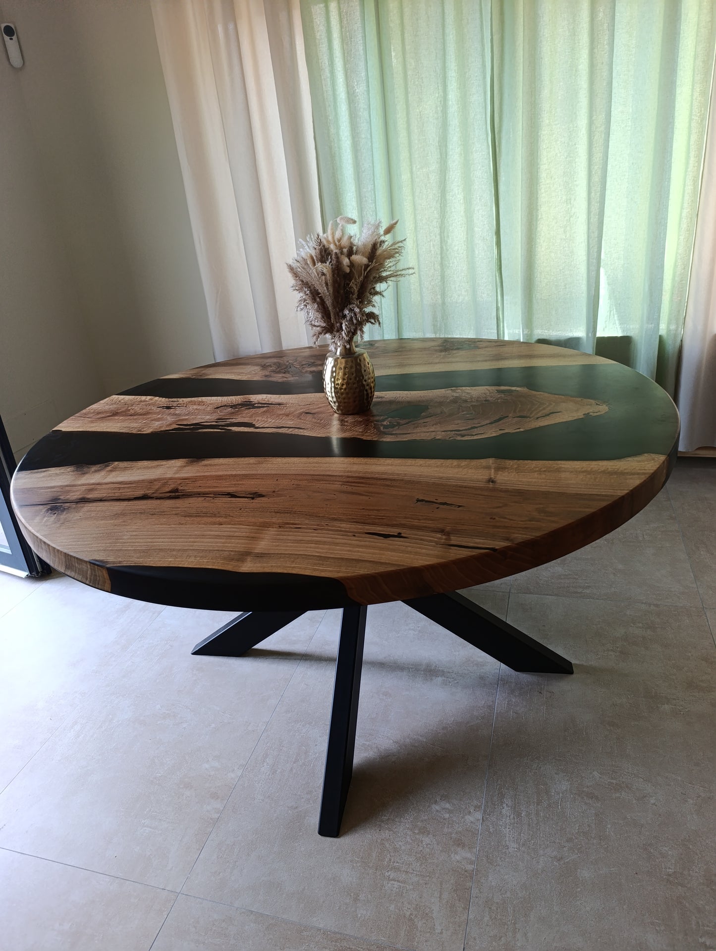 Tavolo in legno di noce e resina