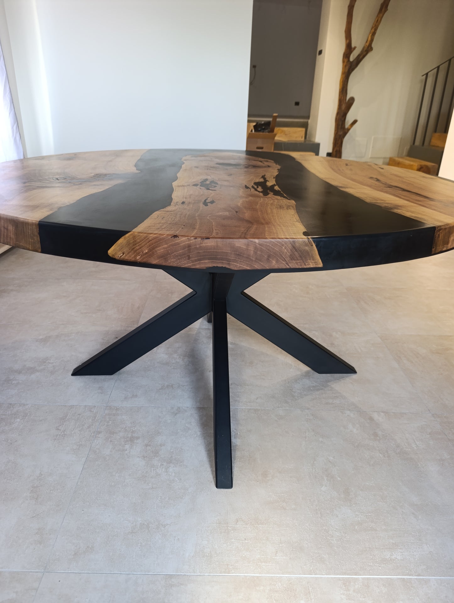 Tavolo in legno di noce e resina