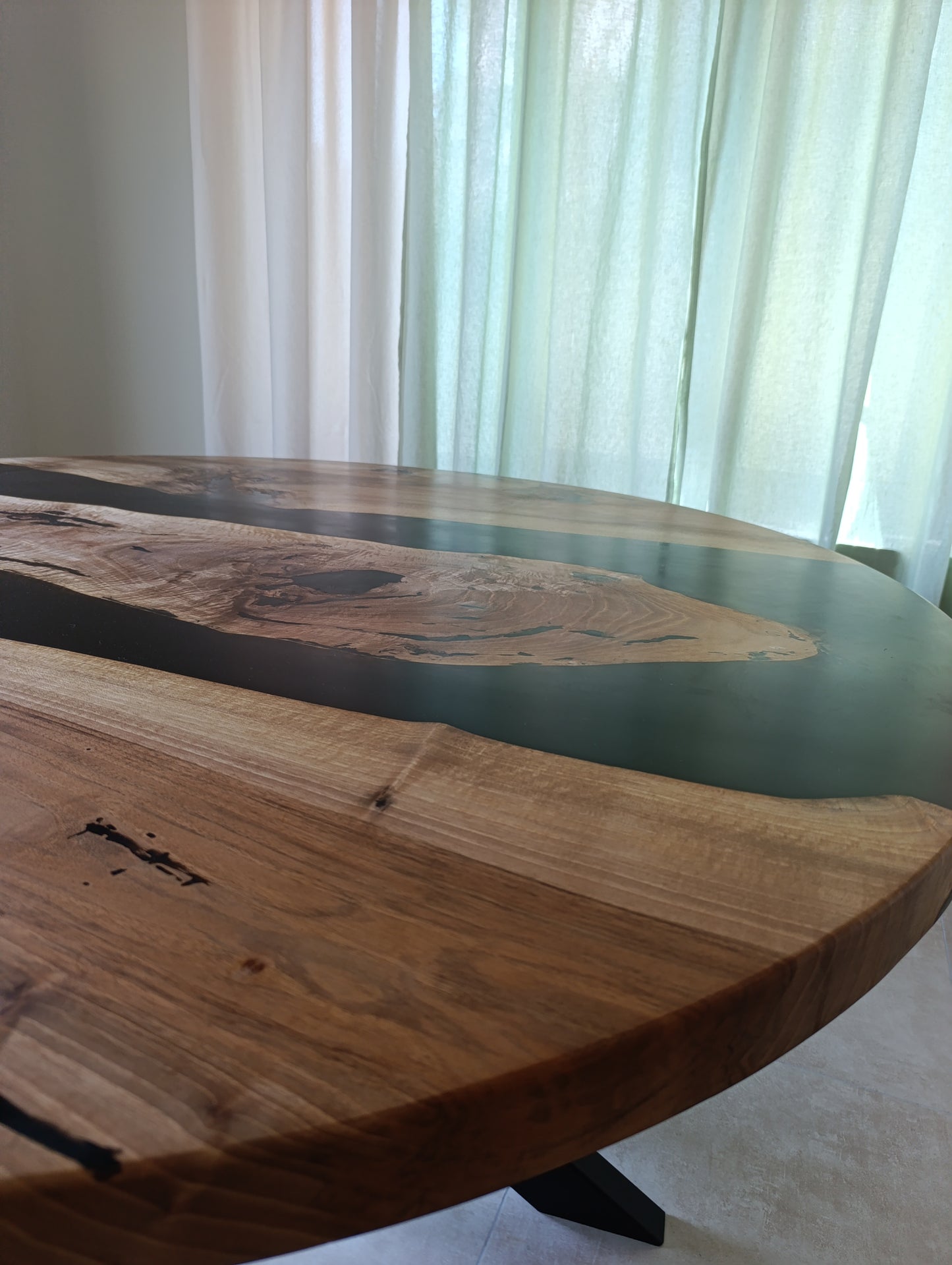 Tavolo in legno di noce e resina