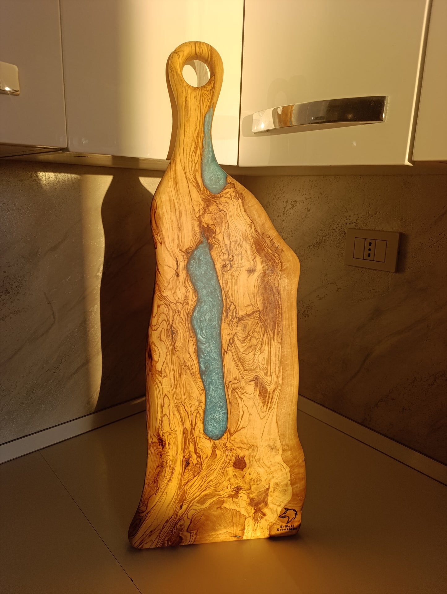 Tagliere Design Naturale – Legno e Resina, Fatto a Mano