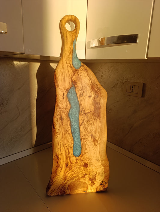 Tagliere Design Naturale – Legno e Resina, Fatto a Mano