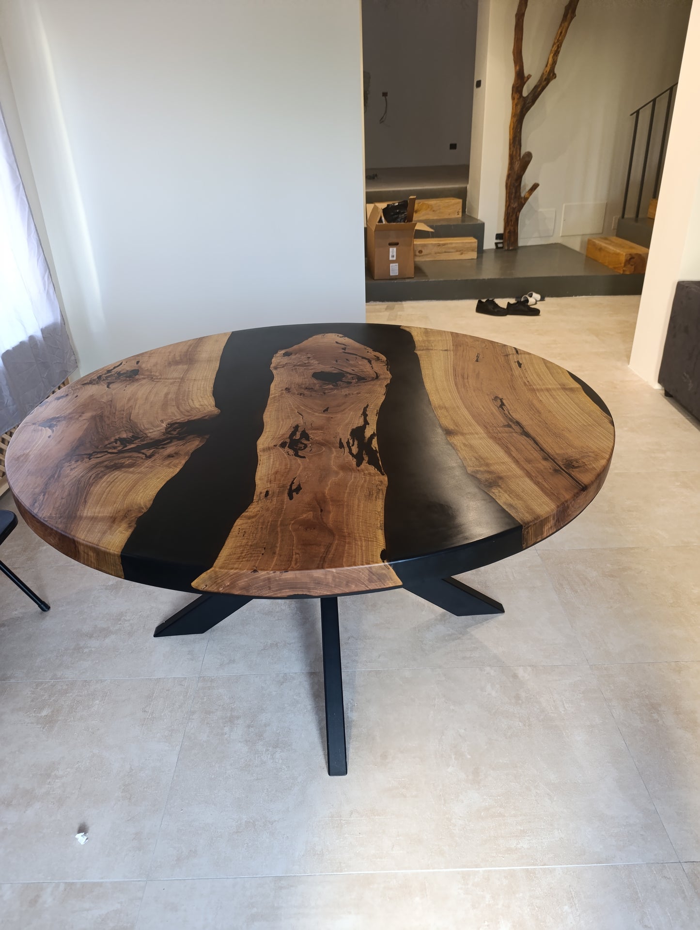 Tavolo in legno di noce e resina